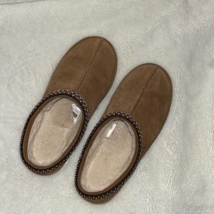 ugg slippers size 6 - with box